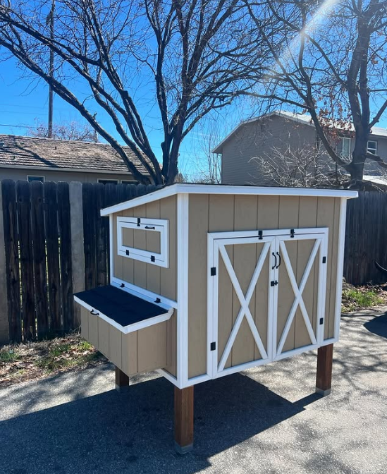 Medium Deluxe Coop with T1-11 siding painting