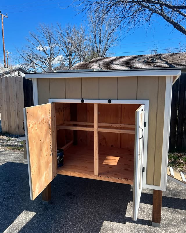 Medium Deluxe Coop with T1-11 siding painting