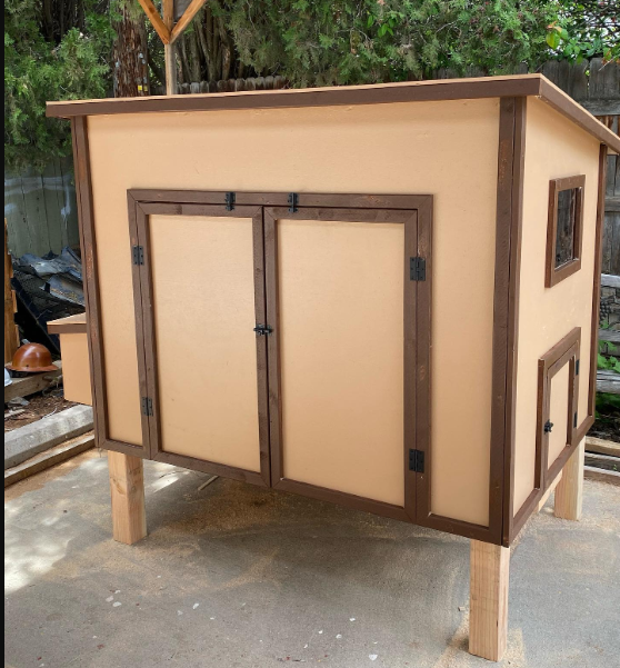 Medium Deluxe Coop light brown with dark brown trim for sale